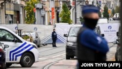 Policajci u delu Brisela gde je došlo do obračuna s osobom osumnjičenom za napad u kojem su u belgijskoj prestonici ubijena dva Šveđana, 17. oktobar 2023.