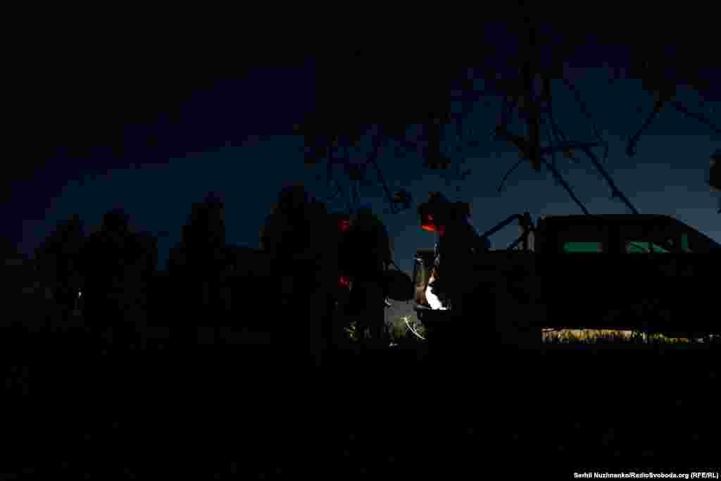 U 4 sata ujutro ukrajinska minobacačka jedinica kreće u misiju potrage i uništavanja ruskih snaga u blizini Bahmuta u istočnoj Ukrajini. &nbsp;