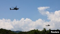 Američki helikopteri AH-64 Apache na vojnoj vježbi u Pocheonu, Južna Koreja, 14. avgusta 2024.