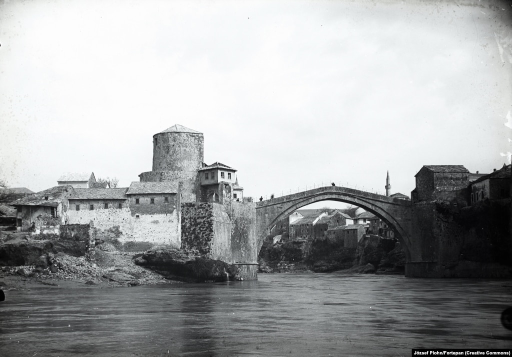 "Stari Most" në vitin 1910 Ura nuk ishte më e madhja e llojit të saj në kohën e ndërtimit, por dizajni i saj i hollë dhe harku i gjatë u bënë një ikonë e arkitekturës osmane. Një udhëtar i shekullit XVII shkroi: "Nuk kam parë kurrë një urë kaq të lartë. Ajo hidhet nga shkëmbi në shkëmb aq lart sa qielli". 