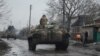 Українські військові поблизу прифронтового міста Бахмут, Донеччина, Україна, 27 лютого 2023 року