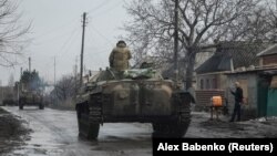 Українські військові поблизу прифронтового міста Бахмут, Донеччина, Україна, 27 лютого 2023 року