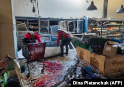 Последствия российского удара по супермаркету в Херсоне 3 мая