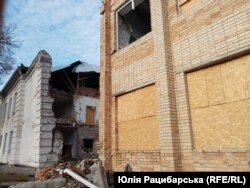 Школа в Синельниківському районі Дніпропетровщини, яка зазнала ракетного удару 15 липня 2022 року. Розташована на вулиці Миру