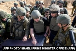 İsrailin baş naziri Benyamin Netanyahu Qəzza zolağında əsgərlərlə görüşür.