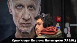 Посетители на изложбата "Чуй гласа ми" в софийската галерия "Missia 23" стоят пред портрет на актьора Иван Бърнев.