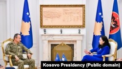 Presidentja e Kosovës, Vjosa Osmani, takohet me komandantin e KFOR-it, Ozkan Ulutas, në Prishtinë, 19 gusht 2024.