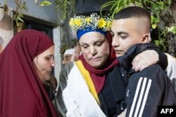Семейството на Исраа Джаабис (в средата) я посреща, след като тя е освободена от израелски затвор, 26 ноември 2023 г.