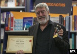 През 2022 г. Костадинов получи и наградата на "Хеликон" за нова българска проза.