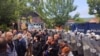 Grupa lokalnih Srba i predstavnici Srpske liste - glavne stranke Srba na Kosovu - okupili su se ispred zgrade opštine u Zvečanu.