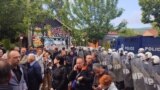 Grupa lokalnih Srba i predstavnici Srpske liste - glavne stranke Srba na Kosovu - okupili su se ispred zgrade opštine u Zvečanu.