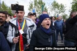 Câteva sute de simpatizanți AUR au participat la protestul de miercuri de la Parlamentul României, 10 mai 2023.