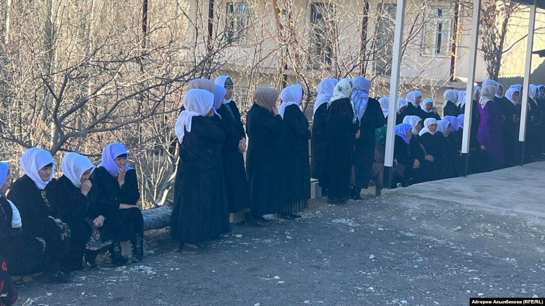 Лейлек районунун Андарак айылында өз өмүрүнө кол салган келинди жерге берүү зыйнаты. 5-декабрь, 2023-жыл