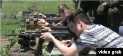 Школьники из оккупированного Донецка учатся стрелять из автомата на полигоне в Моспино. Скриншот сюжета пророссийского донецкого телеканала