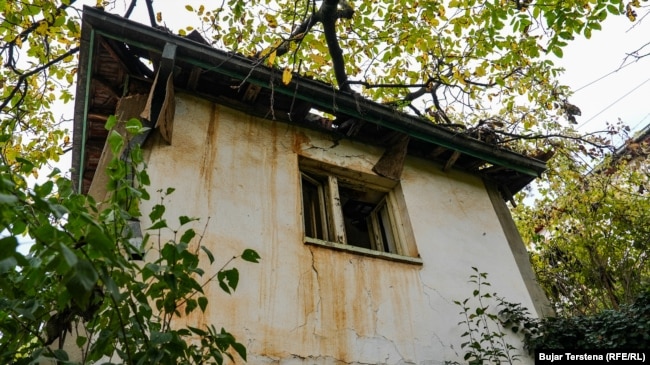 Largimin e banorëve e dëshmojnë edhe shtëpitë e rrënuara dhe të zbrazëta gjithandej nëpër Janjevë.