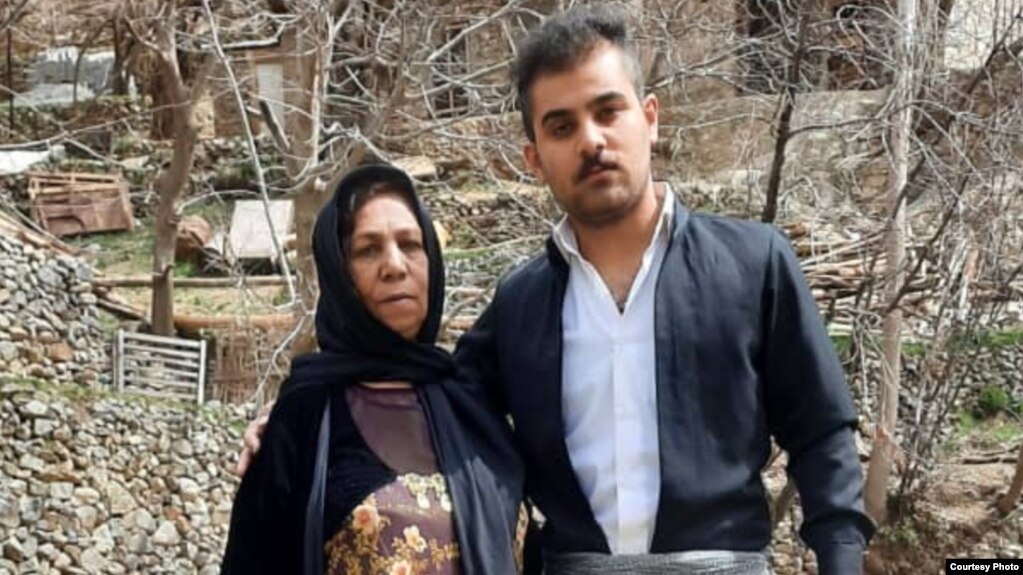 پیمان منبری در کنار مادرش