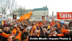 Imagine din timpul unui miting de protest față de guvernarea de la acea dată, organizat de Tineretul Democrat Liberal, în București, sâmbătă, 8 februarie 2014. Participanții poartă toți geci sau fulare portocalii.