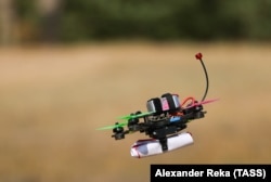 FPV dron s lažnim teretom tokom kursa obuke u ukrajinskom regionu Lugansk koji je Rusija okupirala u oktobru 2023.