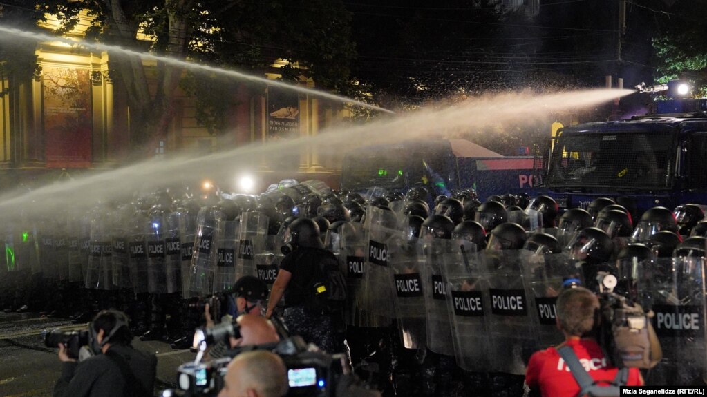 Policia gjeorgjiane përdori topa uji, gaz lotsjellës dhe shkopinj kundër demonstruesve në kryeqytetin e vendit, Tbilisi, më 1 maj, pasi parlamenti miratoi një ligj të diskutueshëm për &quot;agjentët e huaj&quot;. Projektligji kishte nxitur protesta tash e disa javë. Brukseli ka paralajmëruar se projektligji mund të rrezikojë aspiratat e Gjeorgjisë për t&#39;u bashkuar me Bashkimin Evropian.