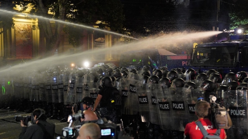 Policia gjeorgjiane shtyp protestat kundër ligjit për “agjentët e huaj” 