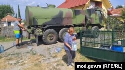 Vojska Srbije cisternom doprema vodu meštanima sela na Suvoj planini, foto-arhiva: avgust 2024. godine