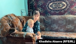 Виктория Будюк, вдова погибшего в пожаре в «Семей орманы» Алексея Губаева, с двухлетним сыном. Семей, 30 июня 2023 года