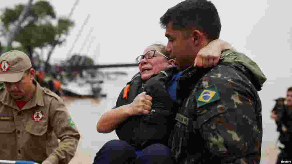 A brazil hadsereg katonája egy kimenekített Porto Alegre-ivel.&nbsp;A brazil Nemzeti Meteorológiai Intézet az El Niño éghajlati jelenségnek tulajdonította az esőzések intenzitásának és gyakoriságának növekedését