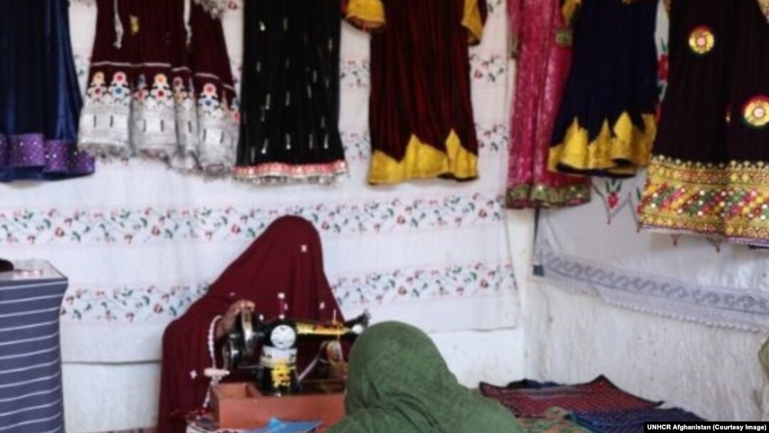 ارشیف: په افغانستان کې د مېرمنو د خیاطۍ یوه کارخونه