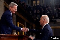 Predsjednik Joe Biden rukuje se s predsjedavajućim Predstavničkog doma Kevinom McCarthyjem, nakon obraćanja o stanju nacije na zajedničkoj sjednici Kongresa na Kapitolu, 7. februara 2023.