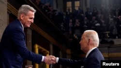 Kryetari i Dhomës së Përfaqësuesve, Kevin McCarthy shtrëngon duart me presidentin amerikan, Joe Biden.