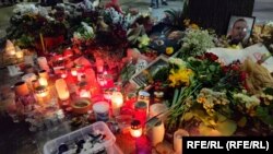 Cvijeće i svijeće u znak sjećanja na Alekseja Navaljnog ispred Ambasade Rusije u Begradu 1. marta 2024.