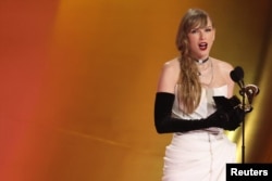 Taylor Swift, în vârstă de 34 de ani, a câștigat de-a lungul carierei sale de două decenii 14 premii Grammy, un Emmy, 40 de premii American Music Awards, 39 de premii Billboard Music Awards și 23 de premii MTV Video Music Awards.