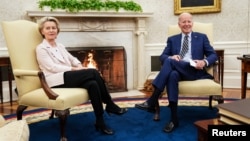 ABD prezidenti Joe Biden Avropa komissiyasınıñ yolbaşçısı Ursula Gertrud von der Leyen ile körüşüvde, 2023 senesi martnıñ 10-u