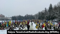 На Марсовому полі відбулася молитва за загиблими, на могили поклали квіти і запалили свічки