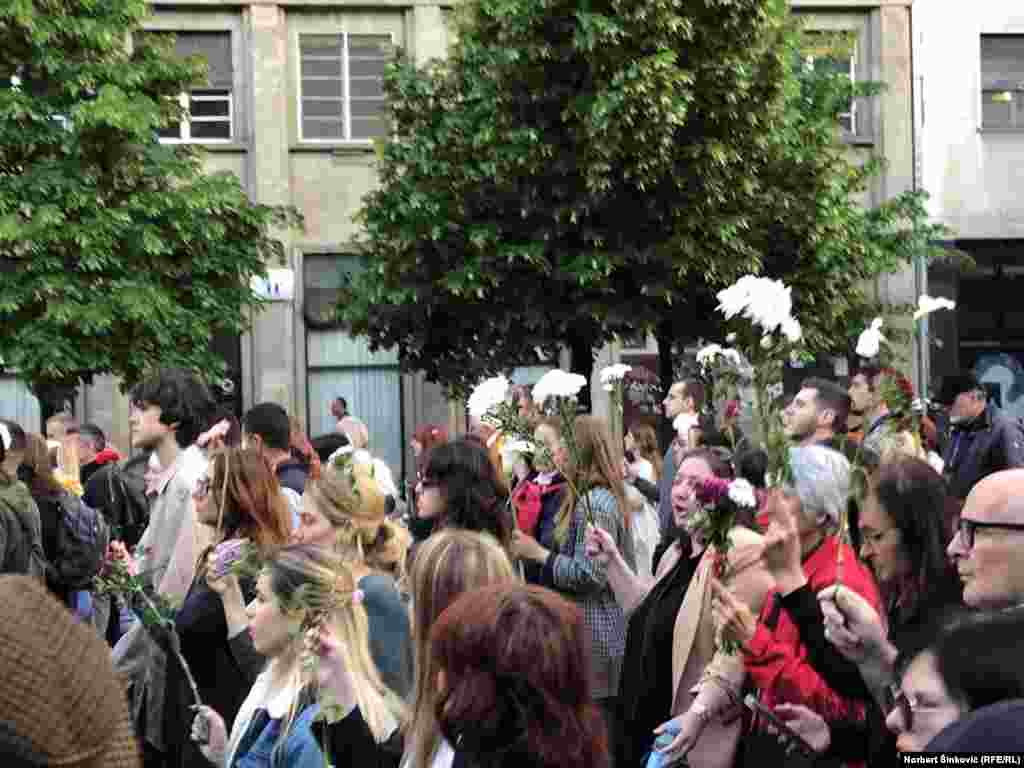 - na fotografiji: sa protesta u Novom Sadu, 8. maj. Prema navodima organizatora protesta, rok za ispunjenje zahteva je 12. maj.