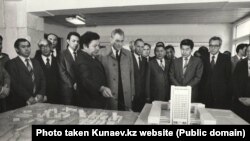 Умирбек Джолдасбеков, ректор КазГУ с 1970 по 1986 год, показывает макет университетского городка руководителю Казахской ССР Динмухамеду Кунаеву. Фото с сайта Kunaev.kz