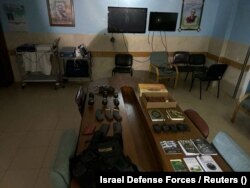 Oružje i oprema za koje izraelska vojska kaže da je pronašla u bolničkom kompleksu Al Shifa u Pojasu Gaze. Fotografiju su objavile Izraelske odbrambene snage 15. novembra.