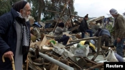 ხანდაზმული პალესტინელი მამაკაცი უყურებს თავისი სახლის ნანგრევებს. ის ხუთ სხვა სახლთან ერთად გაანადგურა ისრაელის ბულდოზერმა, 2001 წლის 4 თებერვალი.