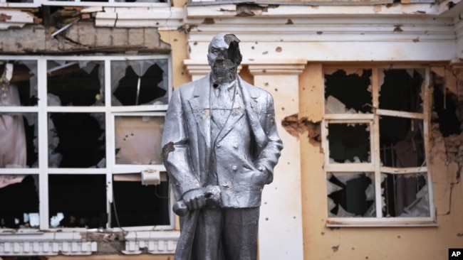 Пошкоджений внаслідок боїв пам'ятник Володимиру Леніну на центральній площі в Суджі, Курська область, Росія, 16 серпня 2024 року