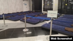 Зона отдыха для ожидающих фильтрации украинцев. Аэропорт Шереметьево