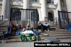 Габриела Банкова и няколко души, които я подкрепят в протеста ѝ пред Съдебната палата