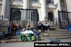  Габриела Банкова и няколко души, които я поддържат в митинга ѝ пред Съдебната палата 