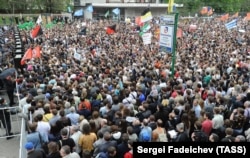Участники акции "Марш миллионов" во время шествия по улице Большая Якиманка. 6 мая 2012 года