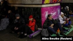 კიევის მეტრო ერთ-ერთი ის ადგილია, რომელსაც უკრაინელები თავს აფარებენ საჰაერო განგაშის დროს