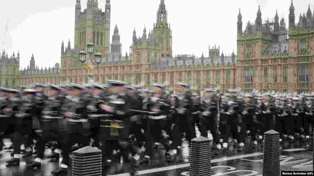 Marš trupa ispred Vestminsterske palate u Londonu u čast kralja Čarlsa Trećeg