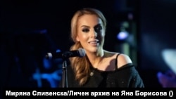Яна Борисова на сцената след едно от своите представления.