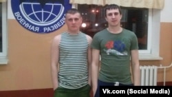 Станислав Рау (слева), предположительно причастный к убийству мирных жителей в Волновахе