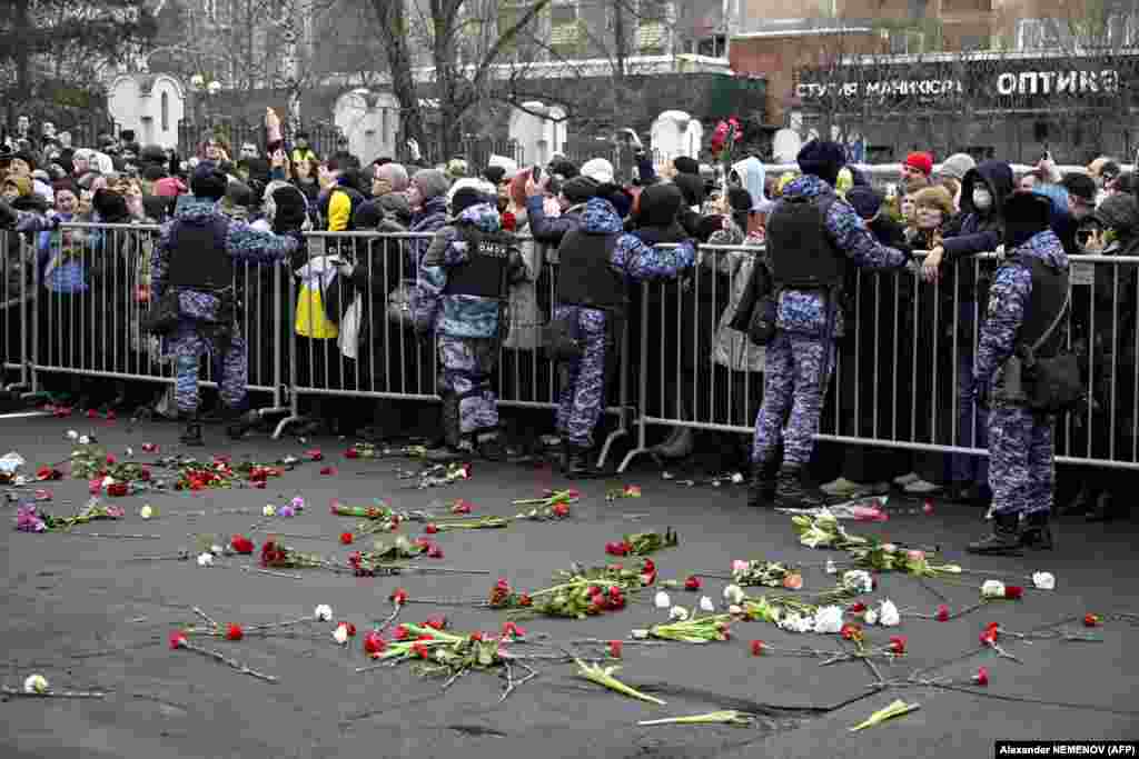 Людей, які прийшли попрощатися із Навальним, відтісняв ОМОН. Люди кидали квіти за огородження, бо їх не пустили на прощання.