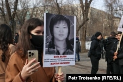 Участница митинга «За достойную жизнь женщин», санкционированный акиматом города Алматы. 7 марта 2024 года