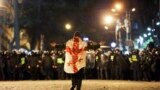 Un protestatar care poartă steagul Georgiei se îndreaptă către un baraj de poliție aflat în fața clădirii parlamentului georgian pe 7 martie.<br />
<br />
Protestele violente au izbucnit după ce parlamentarii georgieni au votat în primă lectură o lege care ar impune organizațiilor civice din Georgia care primesc mai mult de 20 la sută din finanțarea lor din străinătate să se înregistreze ca &bdquo;agent străin&rdquo;.&nbsp;&nbsp;